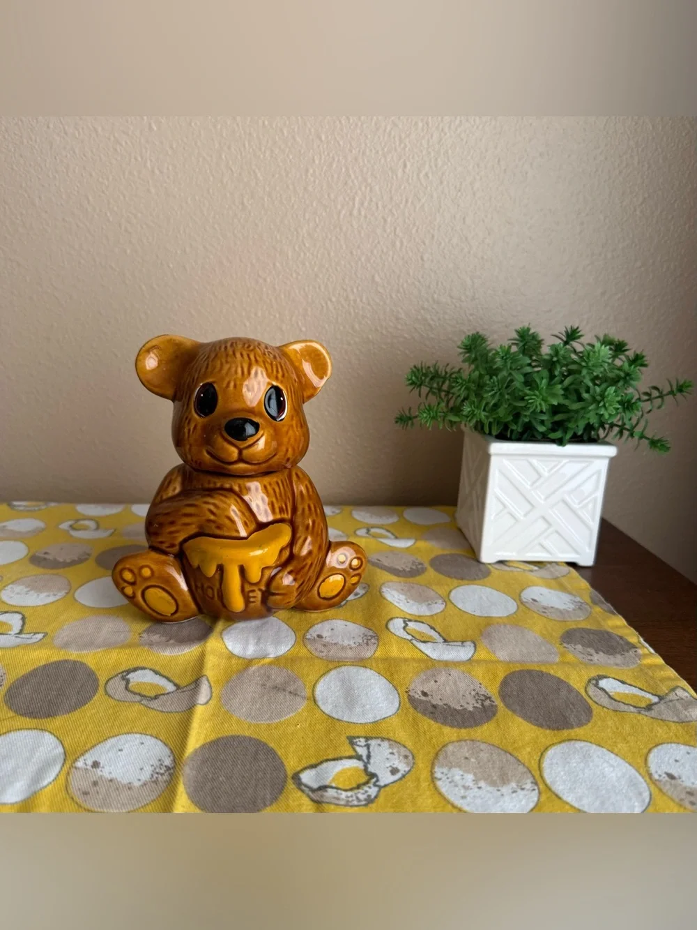 Vintage small honey bear pot with lid (Missing honeycomb stick)